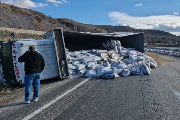 Kontrolden &ccedil;ıkan yem y&uuml;kl&uuml; tır devrildi