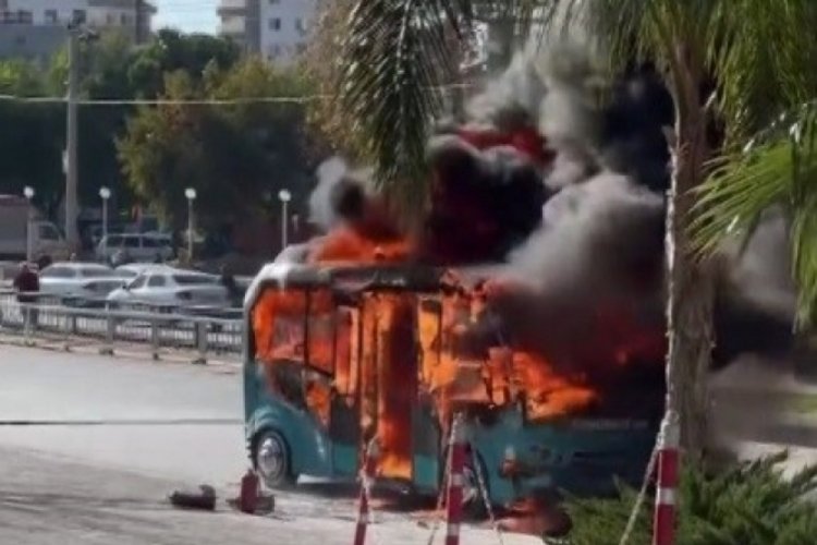Dolmuş k&uuml;le d&ouml;nd&uuml;, minib&uuml;sten geriye demir yığını kaldı