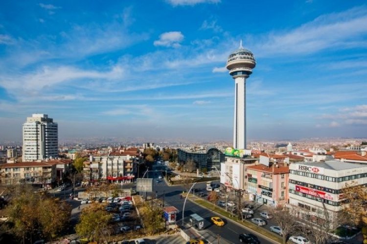 Freni boşalan kamyon 4 araca &ccedil;arparak devrildi
