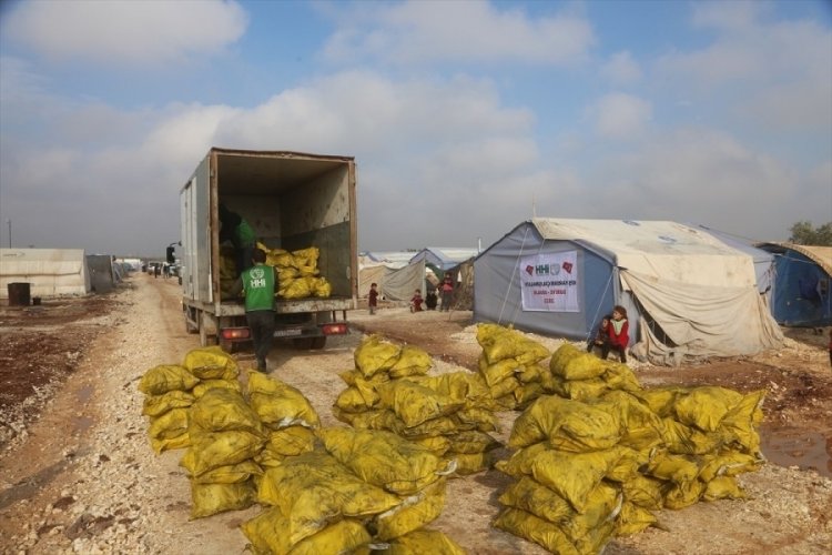 İHH, Suriye'de i&ccedil; savaş mağduru ailelere 770 ton k&ouml;m&uuml;r dağıttı