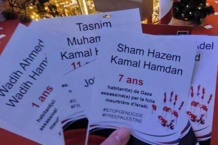 &Ouml;ld&uuml;r&uuml;len Filistinli &ccedil;ocukların isminin yazdığı broş&uuml;rler AVM'nin &uuml;st katından aşağı bırakıldı