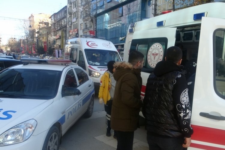 Malatya'da bı&ccedil;aklı saldırıya uğrayan gen&ccedil; ağır yaralandı