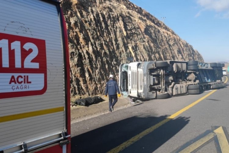 Şanlıurfa'da devrilen tırın s&uuml;r&uuml;c&uuml;s&uuml; hayatını kaybetti!