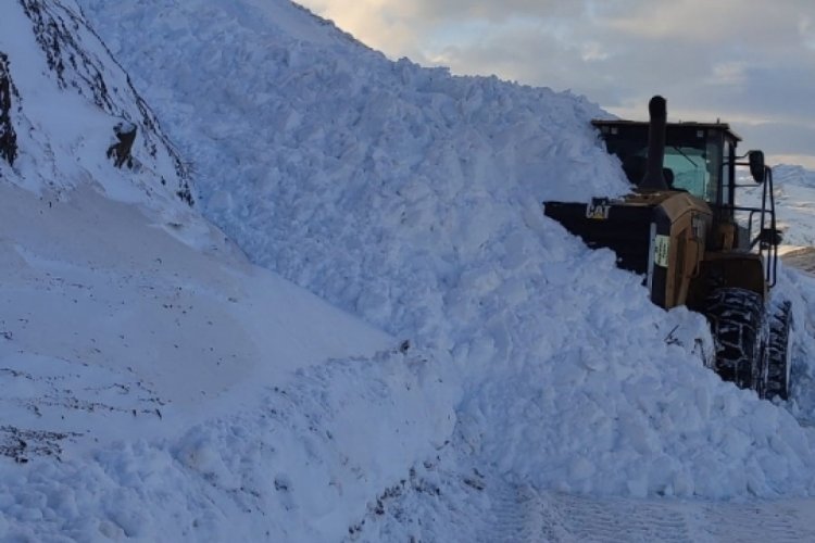 Van'da iş makinesinin &uuml;zerine &ccedil;ığ d&uuml;şt&uuml;