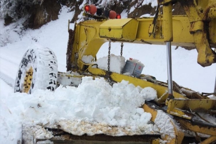 Karab&uuml;k'te kar nedeniyle kapanan 107 k&ouml;y yolunun 73'&uuml; a&ccedil;ıldı