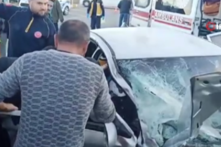 Konya'da otomobil ile kamyon &ccedil;arpıştı! karı koca yaralandı