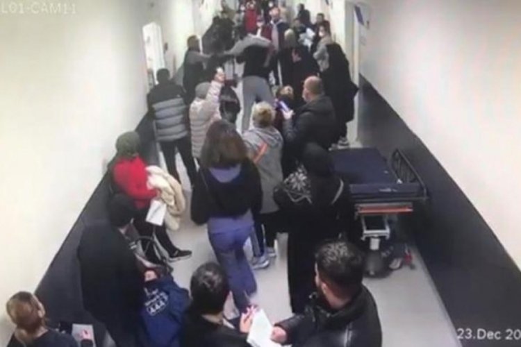 İstanbul'da  asistan doktorun darp edilmesi, protesto edildi