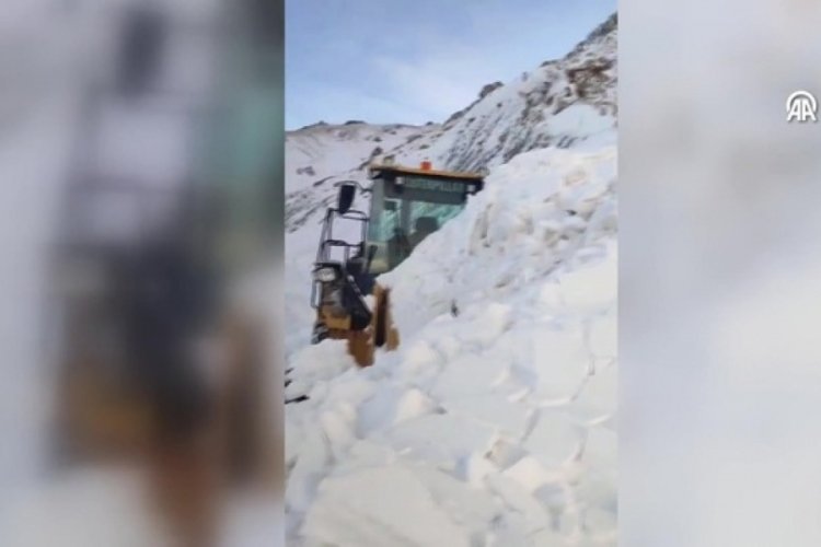 Van'da iş makinesinin &uuml;zerine &ccedil;ığ d&uuml;şt&uuml;