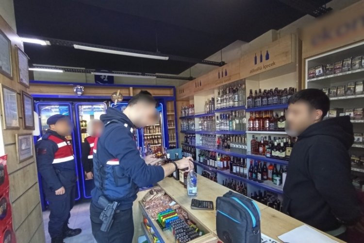 Bursa'da jandarmadan ka&ccedil;ak ve sahte alkol uygulaması