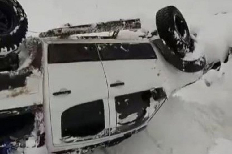 Karab&uuml;k'te karın tadını &ccedil;ıkarmak isteyen s&uuml;r&uuml;c&uuml;n&uuml;n aracı takla attı