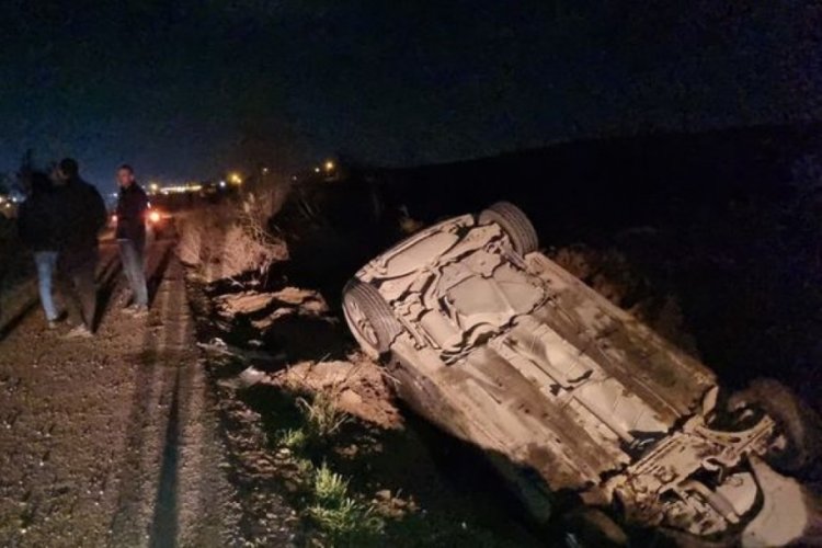 Diyarbakır'da k&ouml;peğe &ccedil;arpmamak i&ccedil;in manevra yaptı! Yol kenarına devrildi