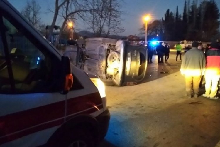 Direksiyon başına ge&ccedil;en &ccedil;ocuk s&uuml;r&uuml;c&uuml; kaza yaptı, 2 kişi yaralandı