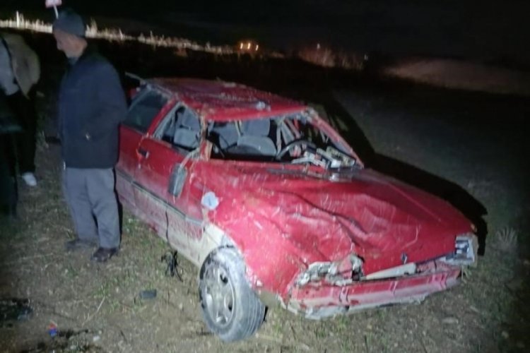 Amasya'da otomobil yoldan &ccedil;ıkarak devrildi: 1 &ouml;l&uuml;, 1 yaralı