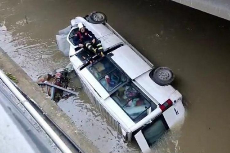 Karab&uuml;k'te minib&uuml;s &ccedil;aya devrildi, ekipler seferber oldu
