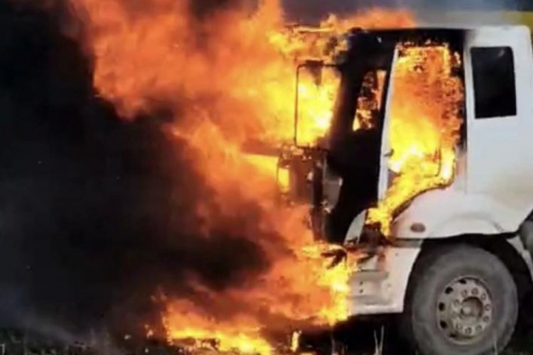 Osmaniye'de seyir halindeki hafriyat kamyonu yandı