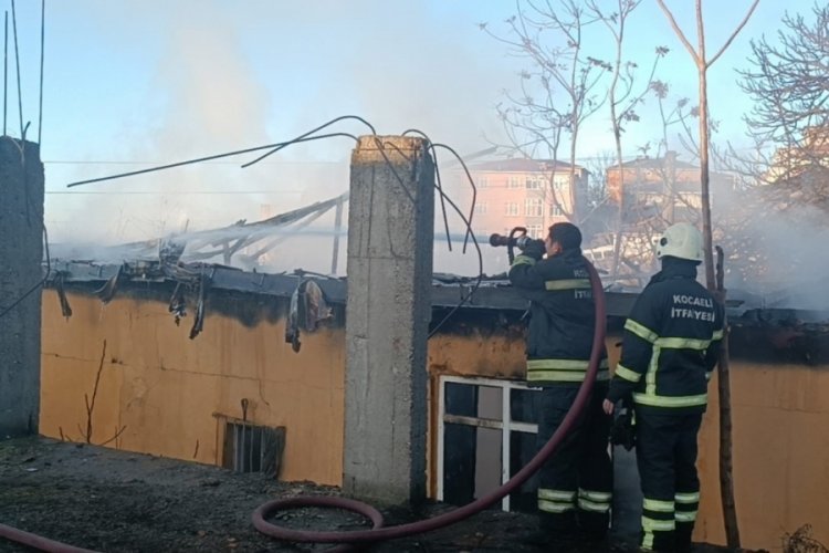 Kocaeli'nde bir gecekondu alev alev yandı