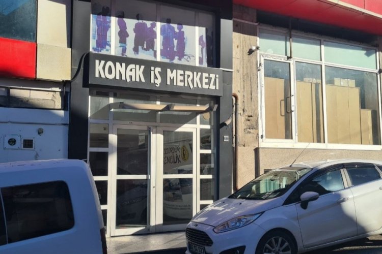 İşyerlerini soymak isteyen hırsızlar, kendilerini kaydeden g&uuml;venlik kamerasını da &ccedil;aldı