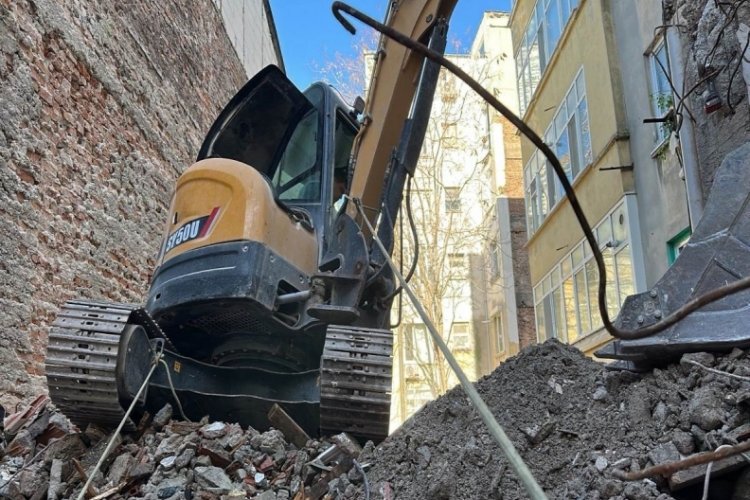 İstanbul'da bina &ccedil;&ouml;kt&uuml;!