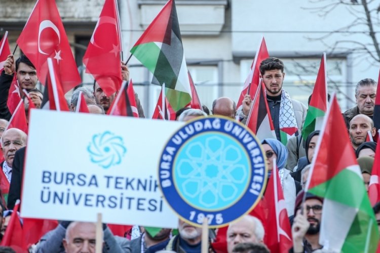 Bursa'da &uuml;niversite &ouml;ğrencileri şehitler ve Filistin i&ccedil;in y&uuml;r&uuml;d&uuml;