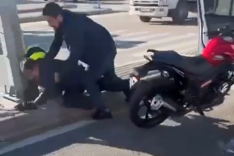 Bursa'da motosikletliyi kaskla darp eden şahıs g&ouml;zaltına alındı