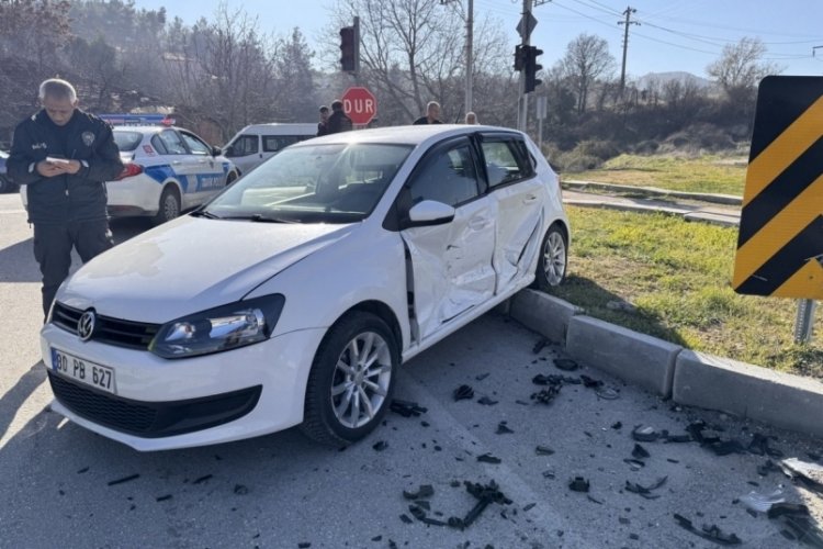 Burdur'da trafik kazasında 3 kişi yaralandı