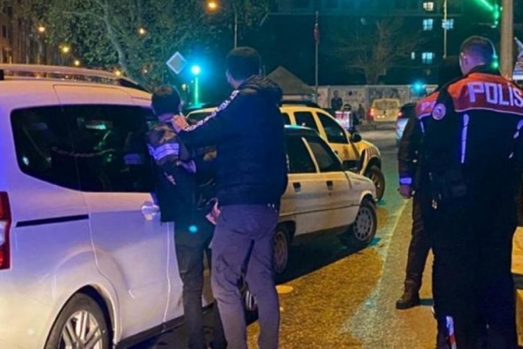 'Dur' ihtarına uymayan s&uuml;r&uuml;c&uuml;, otomobiliyle polis aracına &ccedil;arptı