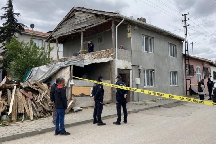 Eskişehir'de annesini &ouml;ld&uuml;ren &ccedil;ocuğa 38 yıl, babasına &ouml;m&uuml;r boyu hapis!