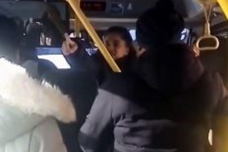 Kocasını sevgilisiyle minib&uuml;ste yakalayan kadın &ouml;fke kustu