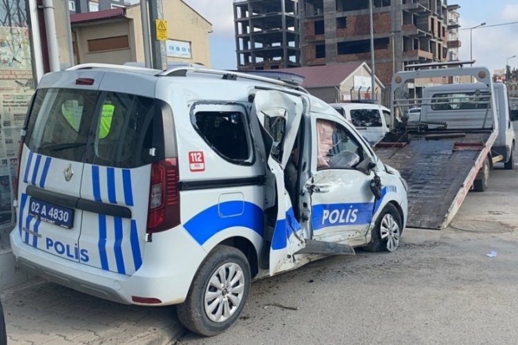 Yolcu otob&uuml;s&uuml; ile polis aracı &ccedil;arpıştı: 2 yaralı