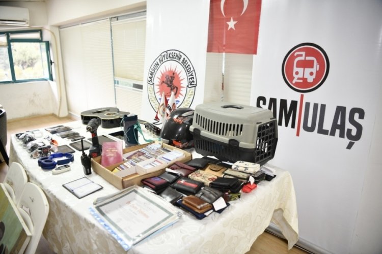 Evlilik c&uuml;zdanını tramvayda unuttu