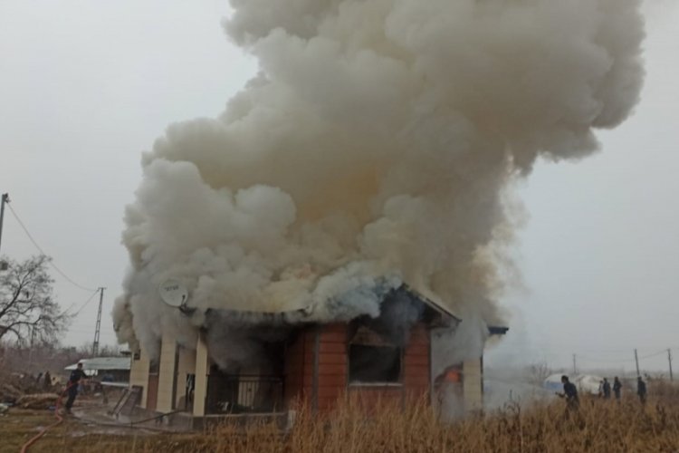 Elazığ'da tek katlı ev &ccedil;ıkan yangında kullanılamaz hale geldi