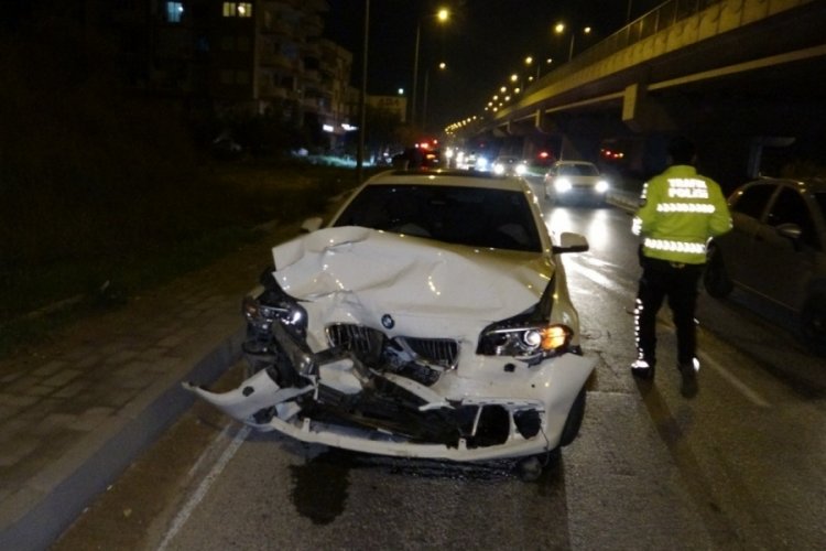 'U' d&ouml;n&uuml;ş&uuml; yapan otomobile arkadan &ccedil;arptı:3 yaralı
