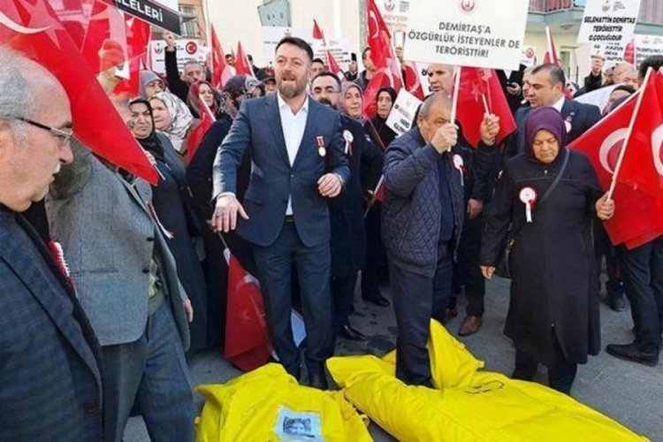 Şehit aileleri, DEM Parti &ouml;n&uuml;ne ter&ouml;rist fotoğraflı ceset torbası bıraktı