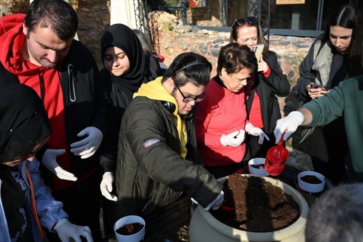 İstanbul'da down sendromlu &ccedil;ocuklar lale soğanı dikti