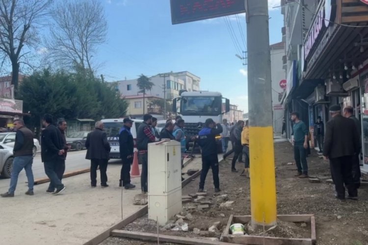 Esnaf ile kaldırım yenileme &ccedil;alışması yapan iş&ccedil;iler arasında kavga: 2 yaralı