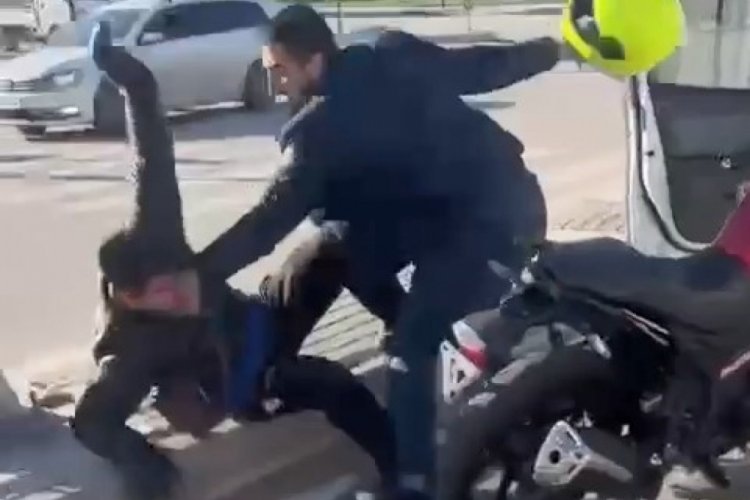 Bursa'da kaskla motosiklet s&uuml;r&uuml;c&uuml;s&uuml;n&uuml; darp eden şahıs tutuklandı