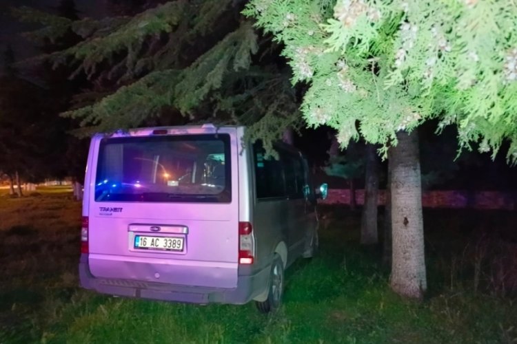Bursa'da kontrolden &ccedil;ıkan ticari ara&ccedil; ağaca &ccedil;arptı! s&uuml;r&uuml;c&uuml; yaralı