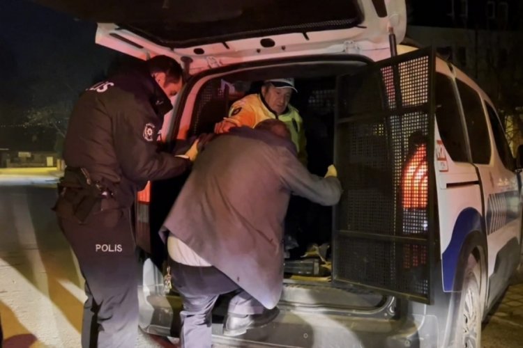 Bursa'da kaza yapıp otomobilin i&ccedil;erisinde sızan alkoll&uuml; s&uuml;r&uuml;c&uuml; zor anlar yaşattı