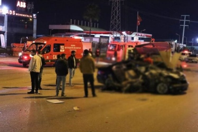 Adana'da kamyonetle otomobil &ccedil;arpıştı: 1 &ouml;l&uuml;, 3 yaralı