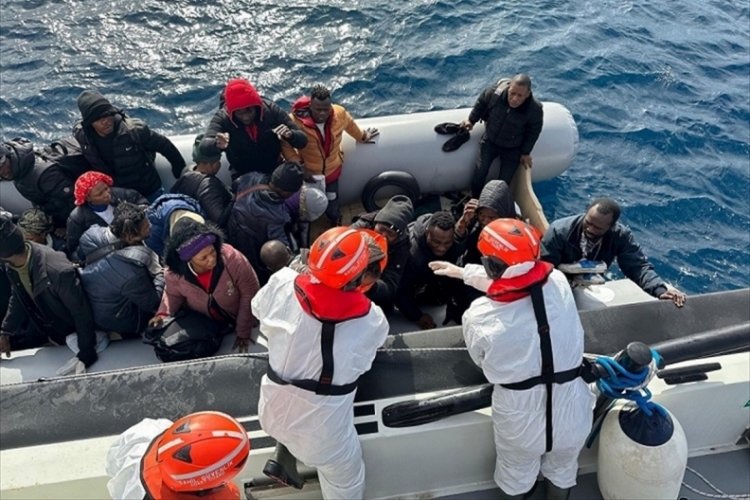 İzmir a&ccedil;ıklarında 82 d&uuml;zensiz g&ouml;&ccedil;men kurtarıldı