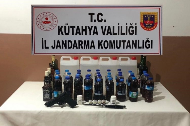 K&uuml;tahya'da 25 litre sahte el yapımı alkoll&uuml; i&ccedil;ki ele ge&ccedil;irildi