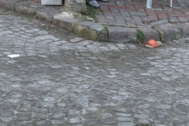 Boşandığı eşini sokak ortasında silahla vurarak ağır yaraladı