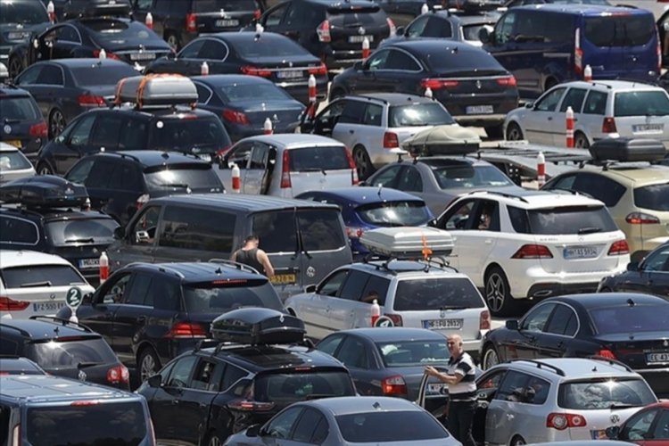 Yurt dışından emeklilerin yabancı plakalı taşıtları i&ccedil;in sağlanan s&uuml;re uzatımı Resmi Gazete'de