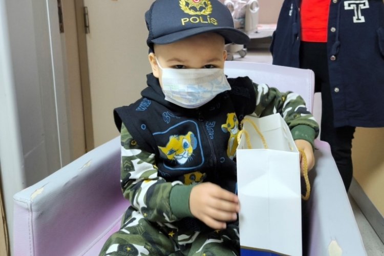 Polis şapkası isteyen k&uuml;&ccedil;&uuml;k &Ccedil;ağatay'a İzmir polisinden s&uuml;rpriz