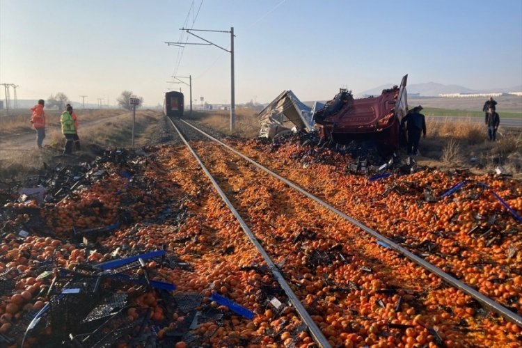 Kayseri'de narenciye y&uuml;kl&uuml; tır demir yoluna devrildi