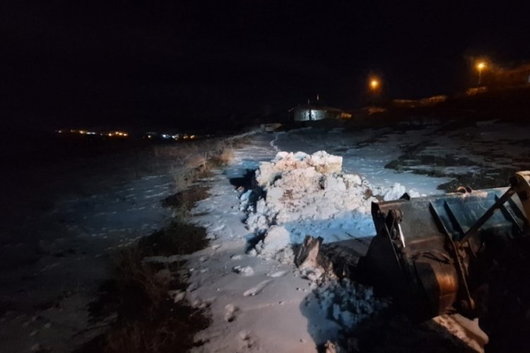 Van'da kar, 3 mahalle yolunu ulaşıma kapattı