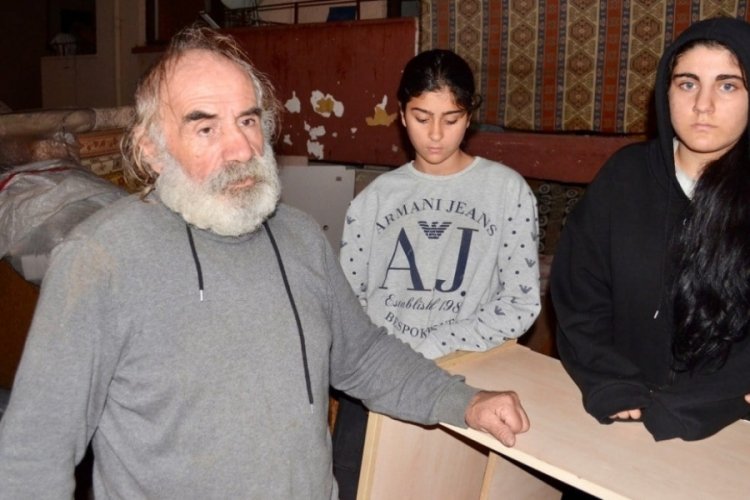 Antalya'da 64 yaşındaki adam 2 kızıyla birlikte sokakta kaldı