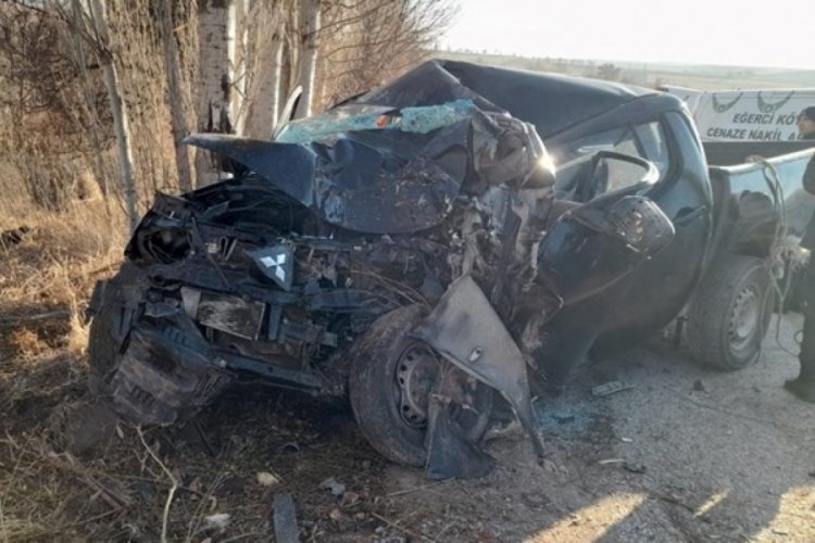Sivas'ta kamyonet ağaca &ccedil;arptı: 1 &ouml;l&uuml;