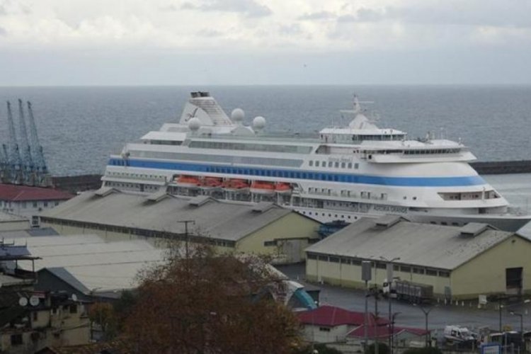 'Astoria Grande' kruvaziyer gemisi Trabzon Limanı'na demirledi