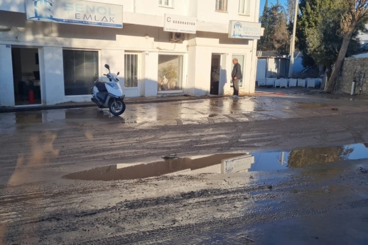 Muğla'da i&ccedil;me suyu isale hattı patladı, işletmeleri su bastı